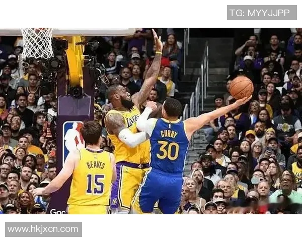 湖人队再战勇士队，詹姆斯轻松砍下25+8